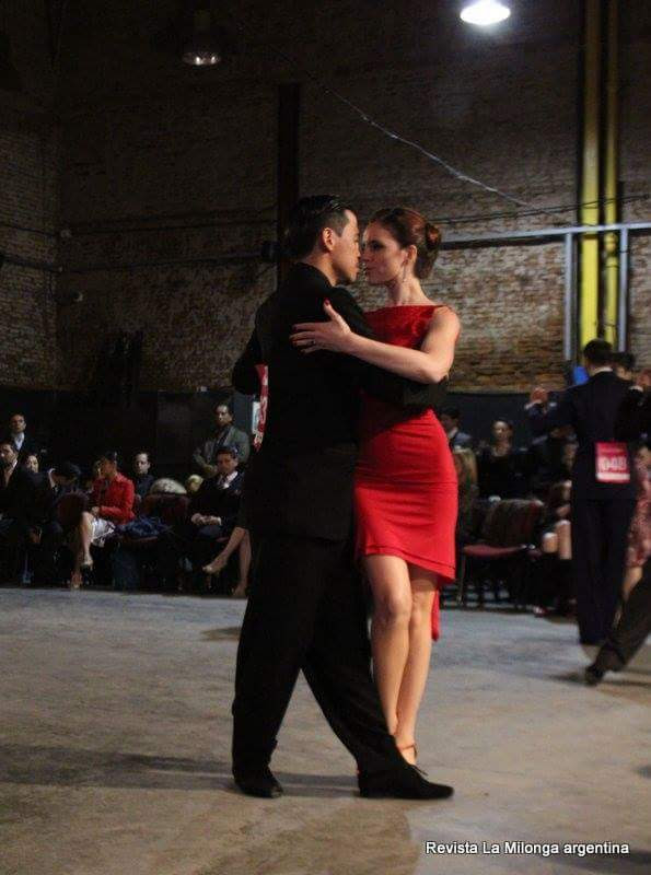 foto de tango de Cristian Bravo y Esmeralda Massaroli Flood bailando Tango
