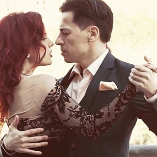 Foto de Cristian Bravo y Esmeralda Flood en un abrazo de tango